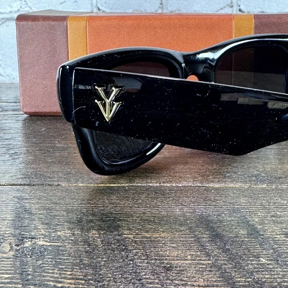 Yahn Vanziano Wren Sunglasses Black Good Square Frame Gold Logo With Case